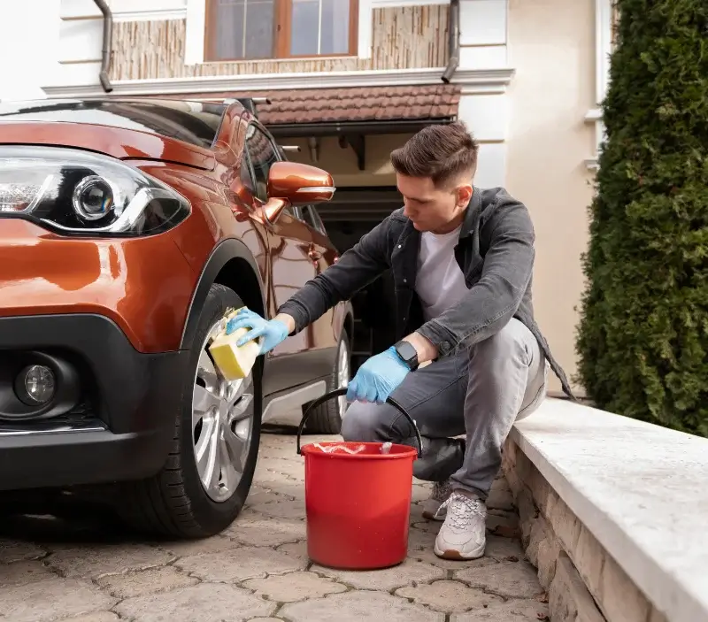 Lavage auto à domicile Les Hermaux : professionnel intervenant sur un véhicule